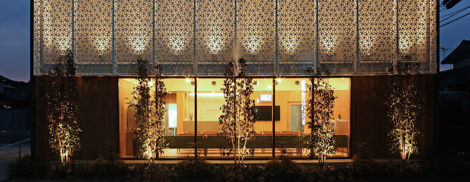 夜のクリニック外観